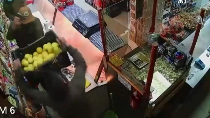 Hualpén: Dueño de almacén se defendió de asalto lanzando limones a delincuentes