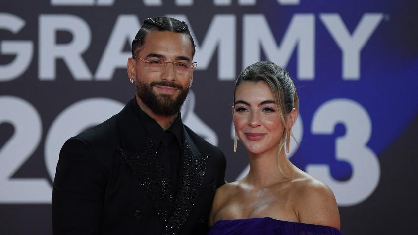 "Felices los tres": Maluma sorprende posando por primera vez con su novia embarazada en los Latin Grammy 2023