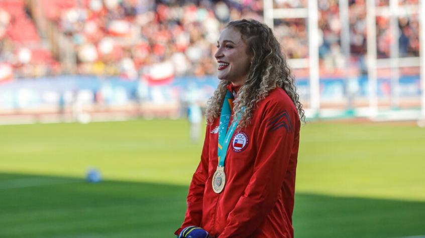 Su madre le entregó la medalla entre lágrimas: La emotiva premiación a Martina Weil en Santiago 2023