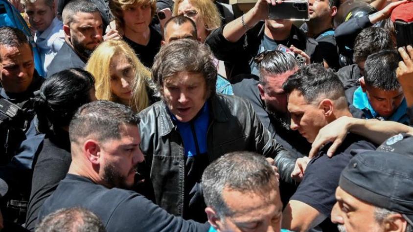 "Vos sos la dictadura": los gritos de repudio y apoyo que recibió Javier Milei en Teatro Colón