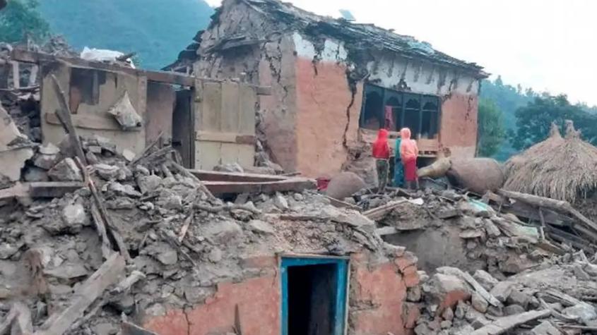Al menos 56 muertos en un sismo en Nepal