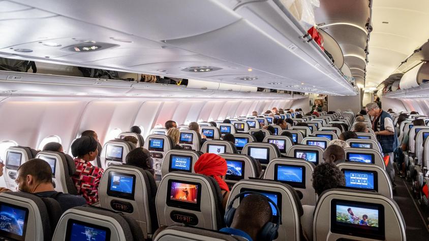 "Es tan sucio": El truco de un hombre para viajar cómodo en un vuelo de 15 horas que divide a las redes sociales