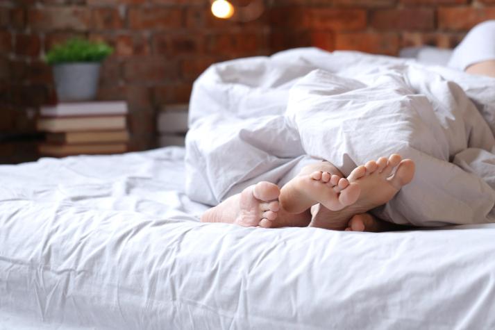 ¿Dormir con los pies destapados nos puede resfriar? Dr. Sebastián Ugarte entregó la respuesta en "Tu Día"