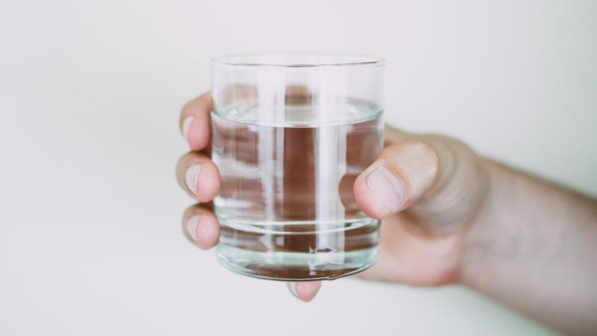 Mujer sufrió "intoxicación hídrica" y murió tras beber demasiada agua