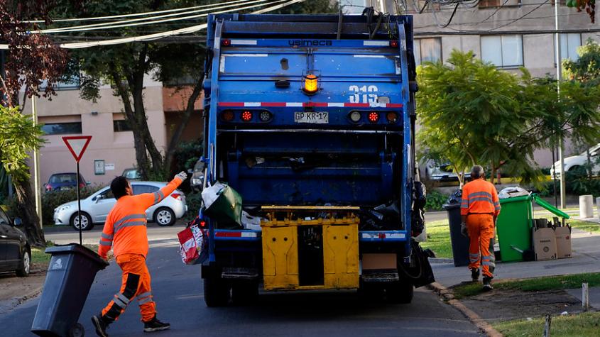 Funcionarios municipales de Santiago vendían droga en camiones recolectores de basura: Hay un detenido