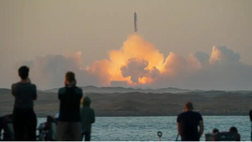 Starship de SpaceX despega con éxito, pero vuelve a explotar