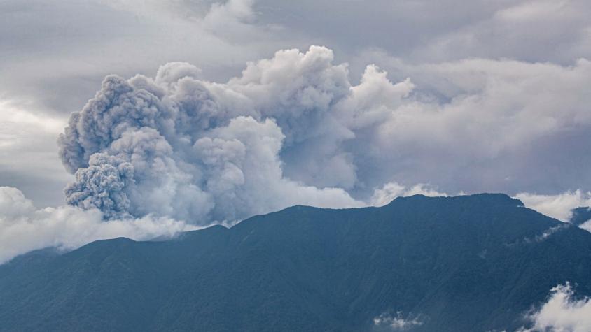 Once senderistas hallados muertos tras erupción de volcán en Indonesia