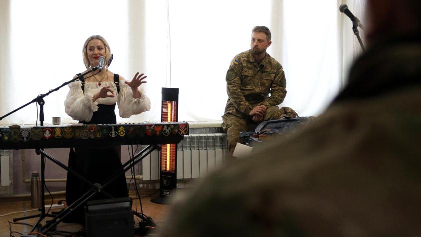Música en vivo para soldados ucranianos en guerra: "Mientras escuchaba no pensaba en las trincheras"