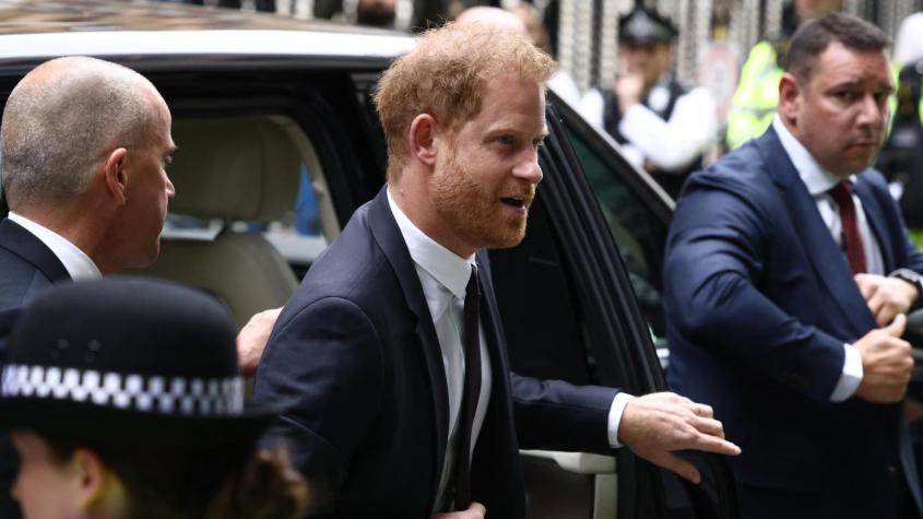 Diario británico tendrá que pagar casi $156 millones al príncipe Harry por hackear su teléfono