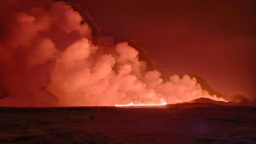 Tras evacuación masiva y meses de sismos, Volcán Grindavik entró en erupción en Islandia