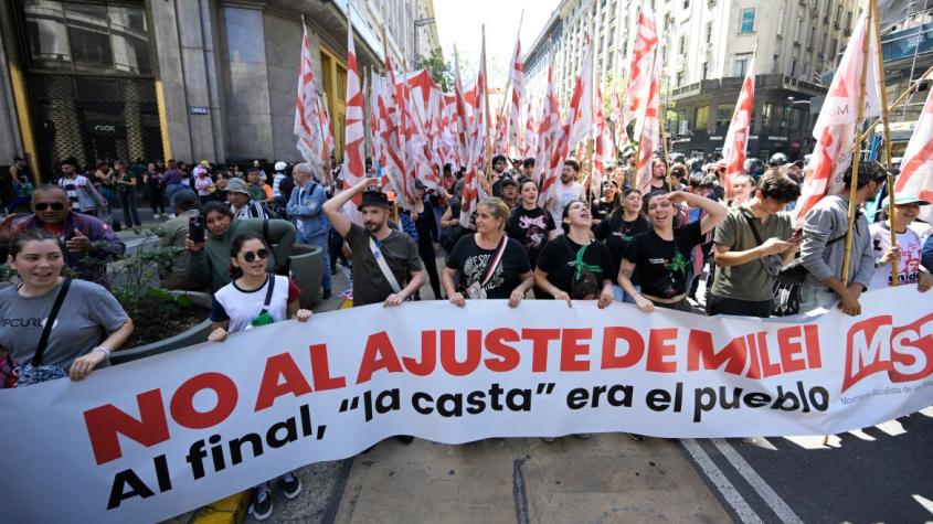 Piqueteros realizan primera manifestación contra el Gobierno de Milei en Argentina