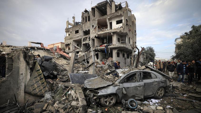 Israel bombardea cerca de hospitales en Gaza y Hamás discute tregua en Egipto