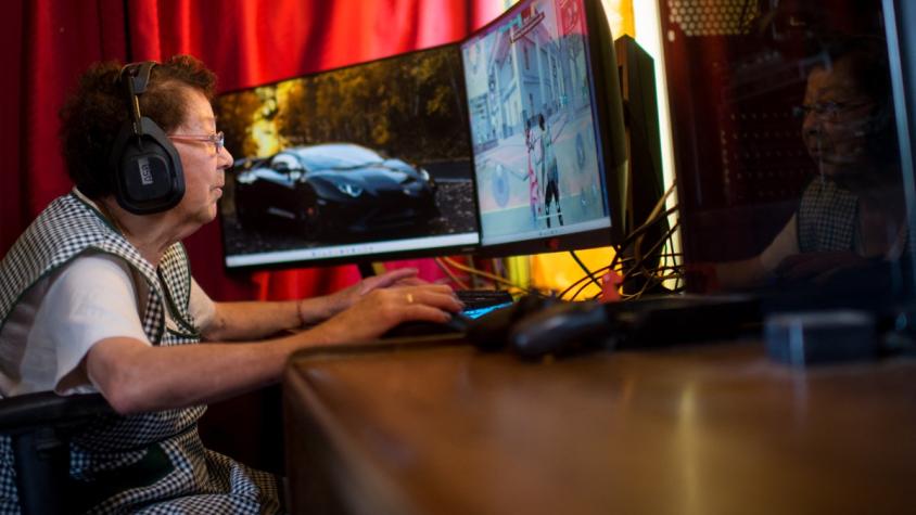 Le dicen la "abuela gamer": Mujer de 81 años la rompe jugando al Free Fire
