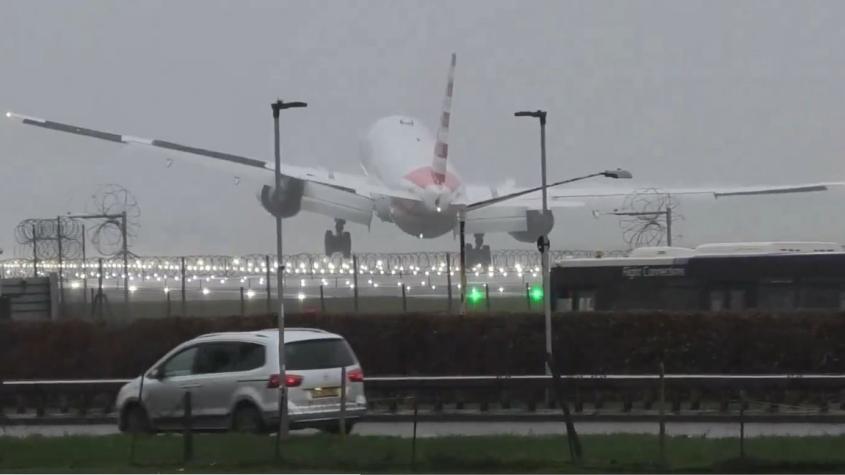 El impactante registro del brusco y aterrador aterrizaje de un avión en el aeropuerto de Londres