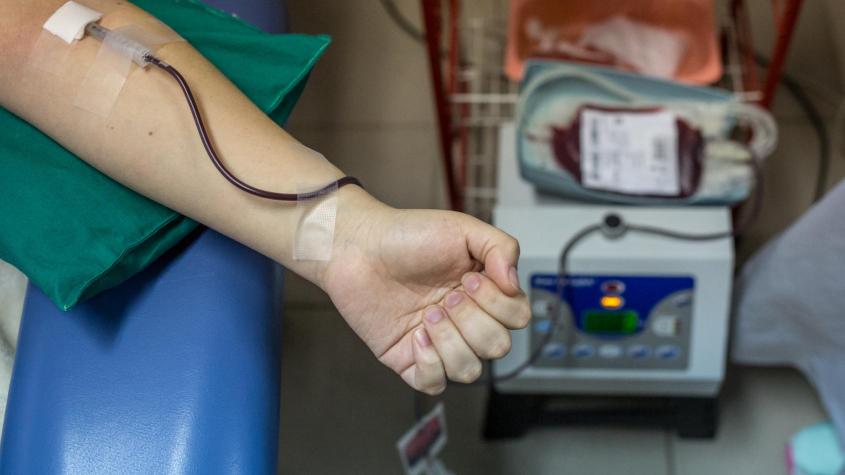 Ordenan transfusión de sangre a niño para salvar su vida: su madre se negaba por motivos religiosos
