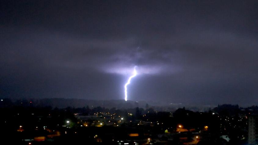 Meteorología emite alertas y avisos para 6 regiones por tormenta eléctrica