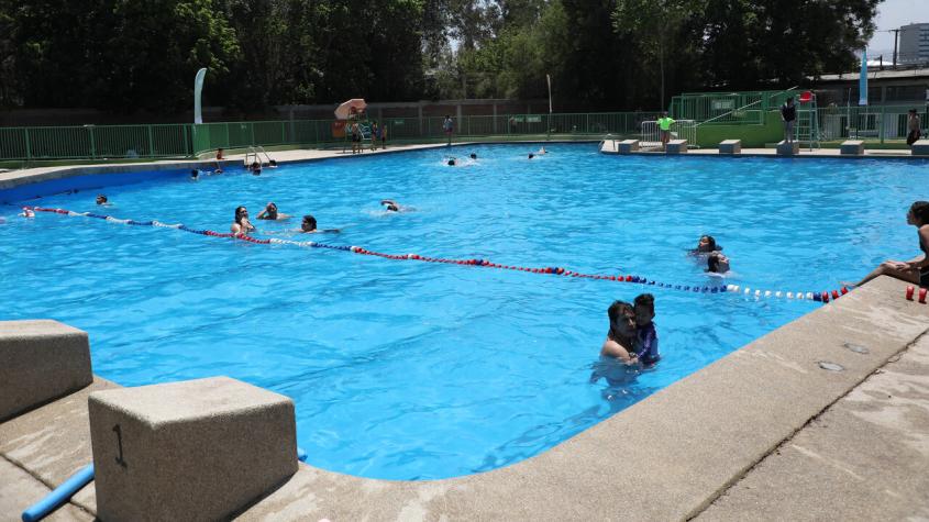 ¡Llegó el calor! Cinco piscinas que ya abrieron en Santiago y cuánto cuestan las entradas
