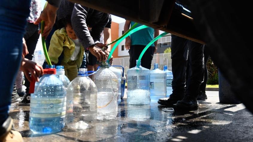Corte masivo en Antofagasta: Piden hasta 22 mil pesos por bidón de agua