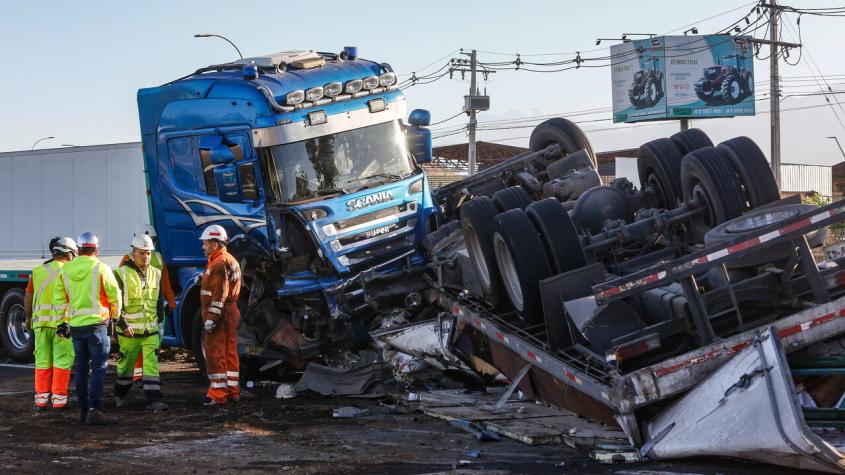 Dos camiones y un auto sufren accidente de tránsito en Ruta 5 a la altura de Calera de Tango