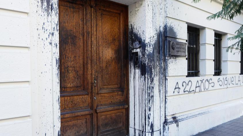 "No es algo que sea agradable": La reacción de la embajada de Argentina en Chile tras rayados contra Milei en su frontis