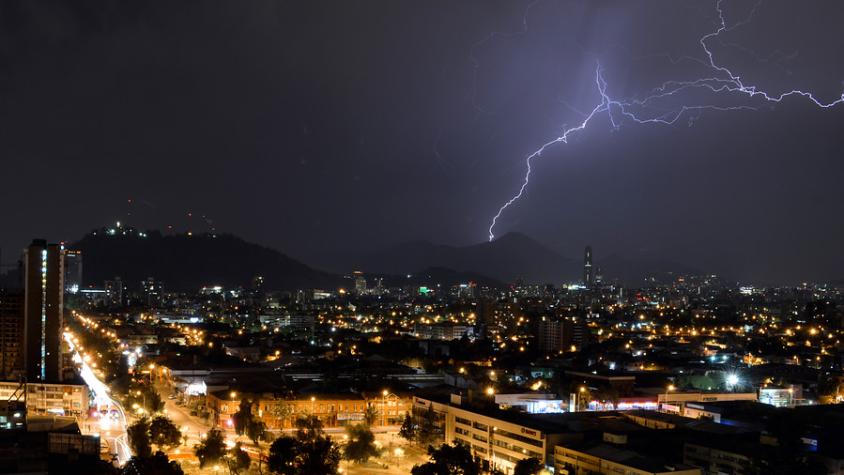 Las 10 comunas de la Región Metropolitana en alerta temprana preventiva por probables tormentas eléctricas