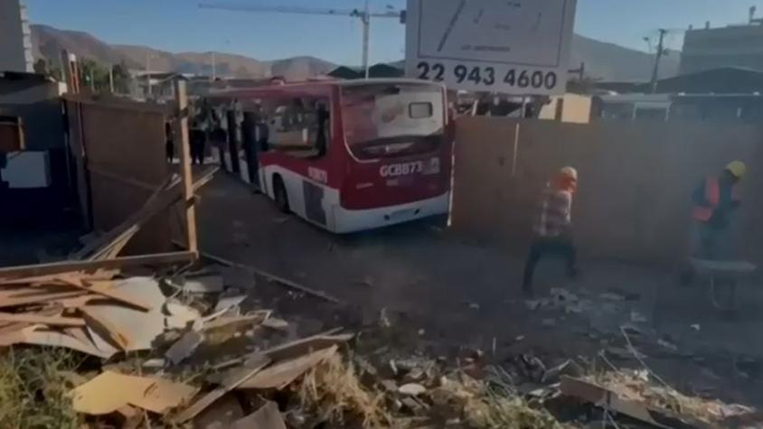 Bus Red chocó contra muro en construcción en Huechuraba: Habría sufrido falla mecánica