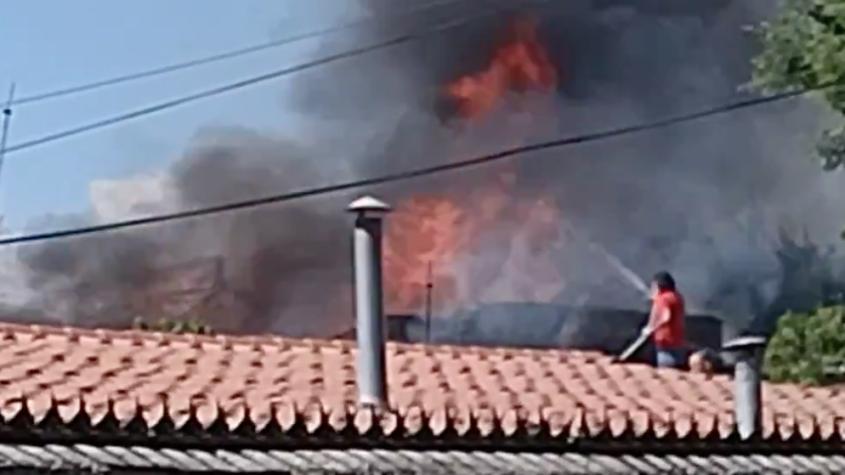 Bombero está grave tras incendio en Las Condes: Tiene el 70% de su cuerpo quemado