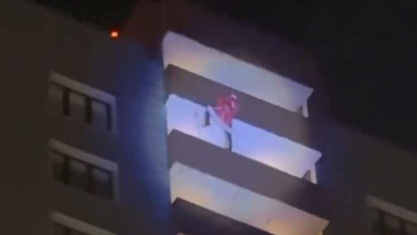Hombre disfrazado de Viejito Pascuero muere tras caer 24 pisos de un edificio: Quería sorprender a niños