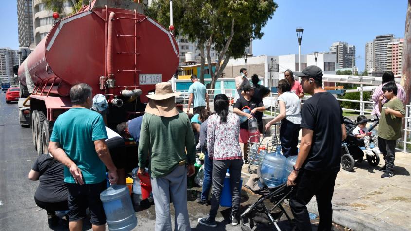 Alcalde de Antofagasta acusa que cuatro camiones que repartían agua “fueron secuestrados”: gobierno desmiente versión