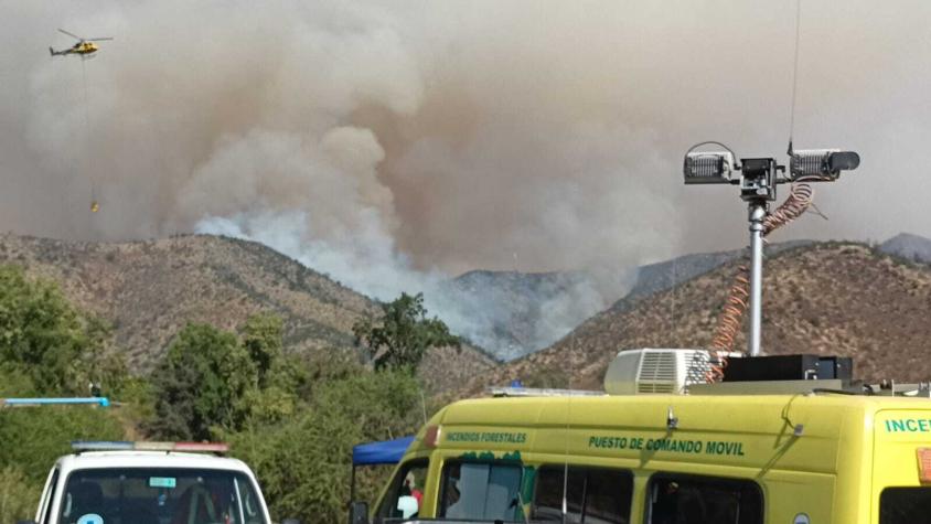 Incendio forestal afecta a María Pinto: Gran columna de humo se ve (y siente) desde Santiago