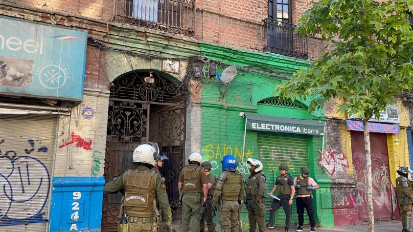 Carabineros y equipos municipales desalojan cité tomado en Santiago Centro