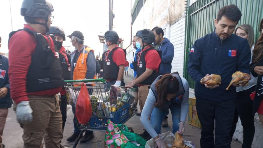 Pescados y carnes vendidos a la intemperie: Decomisan carros de comida callejera en Pedro Aguirre Cerda