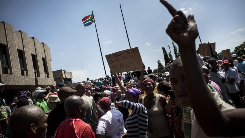 Horror en Sudáfrica: Siete hombres son quemados vivos por una multitud