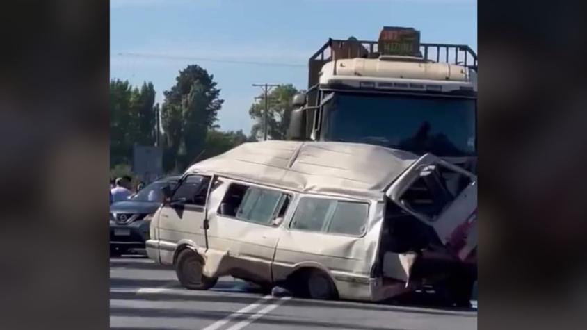 Al menos 4 muertos tras grave accidente entre camión y furgón en Los Ángeles
