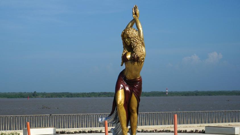 El insólito error ortográfico en la recién inaugurada estatua de Shakira en Barranquilla