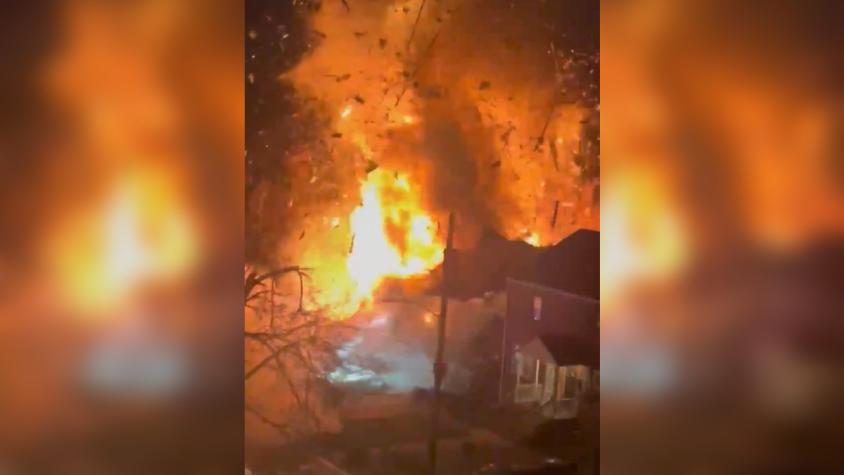 Captan impresionante explosión en casa de Estados Unidos: Policía había llegado para ejecutar orden de registro