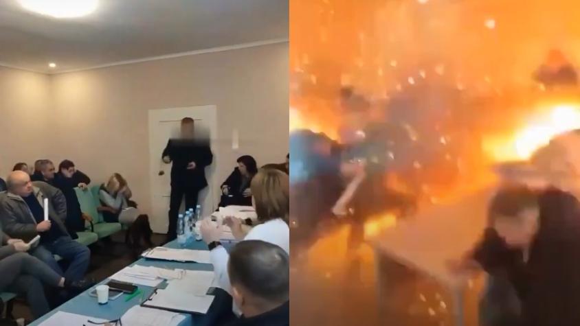 El instante en que funcionario municipal de Ucrania lanza granadas en plena reunión: 26 personas resultaron heridas