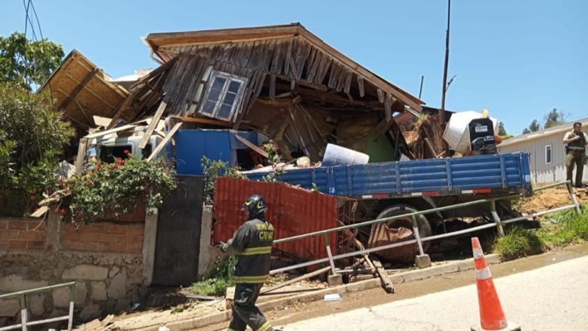 Al menos cuatro lesionados tras choque de camión contra casa en Valparaíso