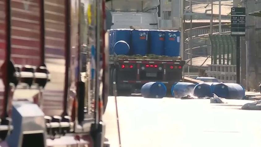 Emergencia química en La Granja: tambores con ácido cayeron a la calle desde un camión