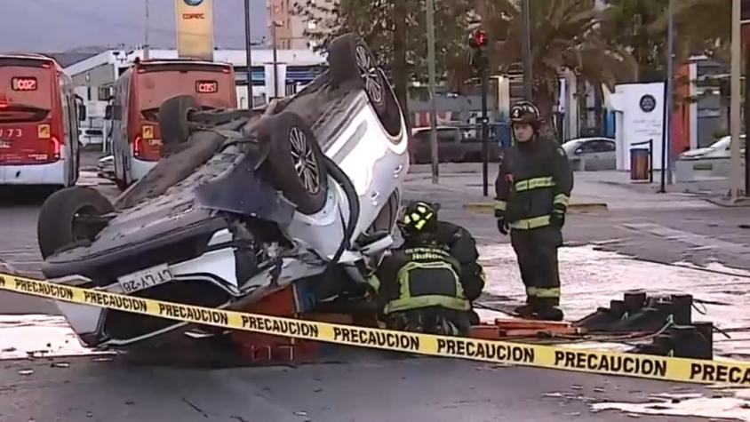 Un lesionado tras impactante volcamiento de auto en La Reina