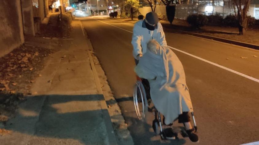 Adulto mayor se vio obligado a llevar a su mujer con Alzheimer en silla de ruedas hasta una residencia por falta de ambulancias