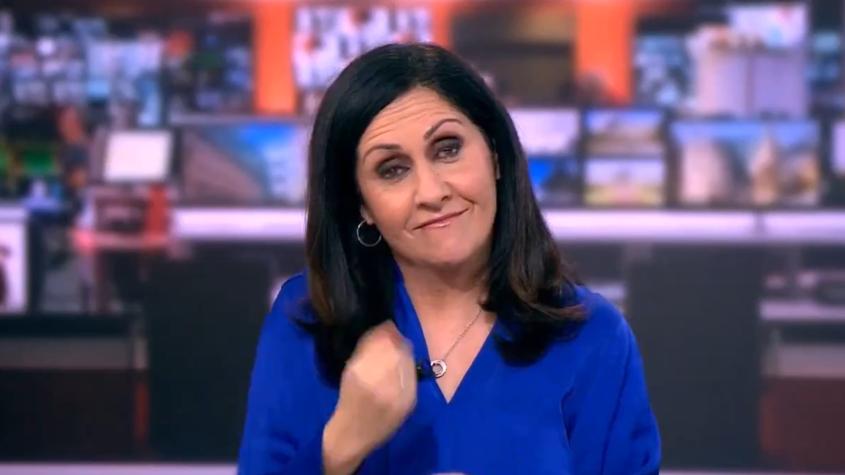 Presentadora de la BBC pide disculpas tras ser captada haciendo gesto obsceno en plena transmisión