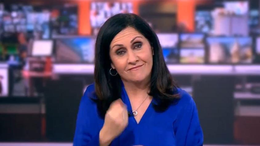 Presentadora de la BBC pide disculpas tras ser captada haciendo gesto obsceno en plena transmisión Presentadora de la BBC pide disculpas tras ser captada haciendo gesto obsceno en plena transmisión