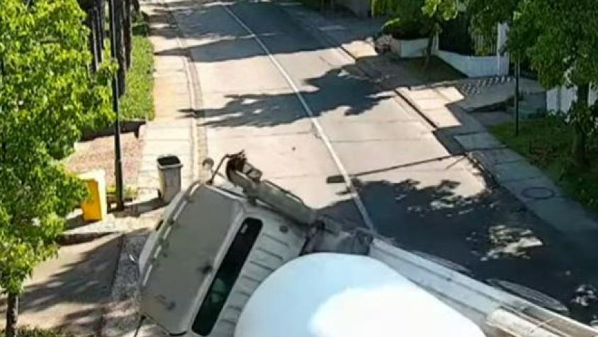 [VIDEO] Camión volcó e impactó contra una casa en Lo Barnechea 