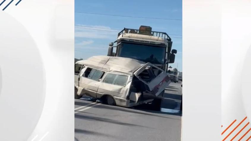 Cámara de camión captó imprudencia de conductor de un furgón en Los Ángeles: Cuatro personas fallecidas 