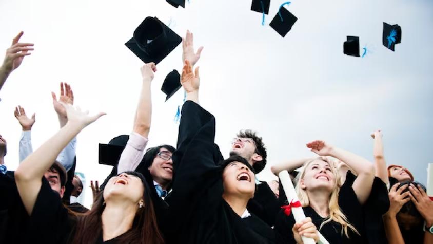 Mujer se graduó a los 50 años del colegio y los hijos no acudieron a la ceremonia