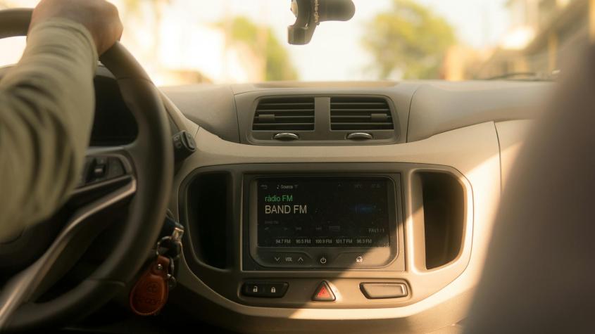 ¿Eres de lo que baja volumen de la radio cuando estacionas el auto? Hay una explicación científica detrás de esta costumbre