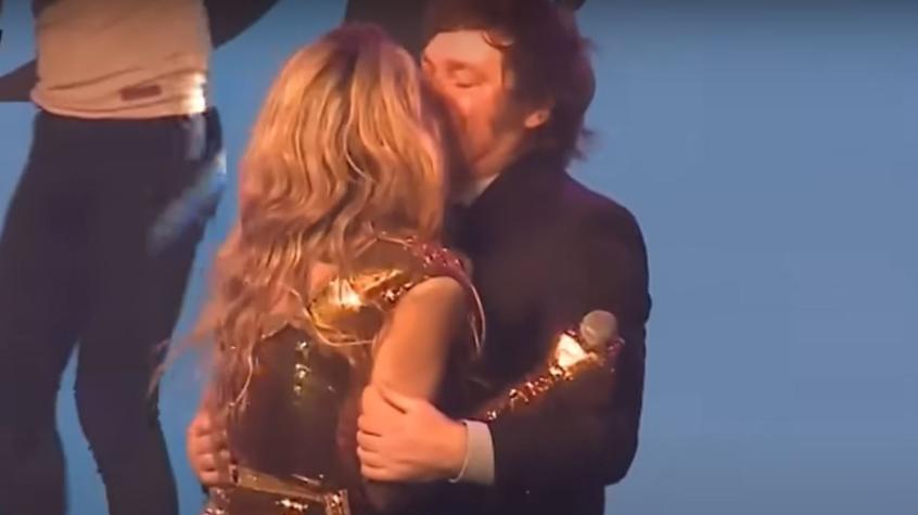 Javier Milei sorprende con apasionado beso con su novia en pleno show de comedia