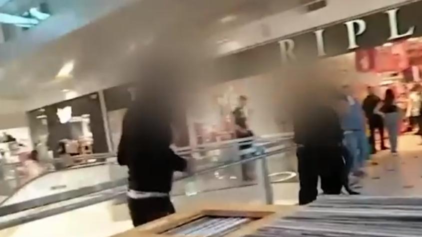 A los combos: Guardia se enfrenta a "mechero" en Mall Marina de Viña del Mar 