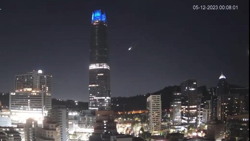 Cámara capta un meteoro que pasó por los cielos nocturnos de Santiago